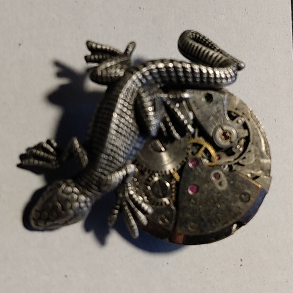 UNIQUE PHILLIP CALHOUN VINTAGE WATCH MOVEMENT STEAMPUNK LIZARD CROCK PIN BROOCH - Picture 2 of 3
